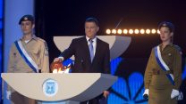 יו"ר הכנסת יולי אדלשטיין מדליק משואה בטקס יום העצמאות ה-66. (צילום: יונתן זינדל)