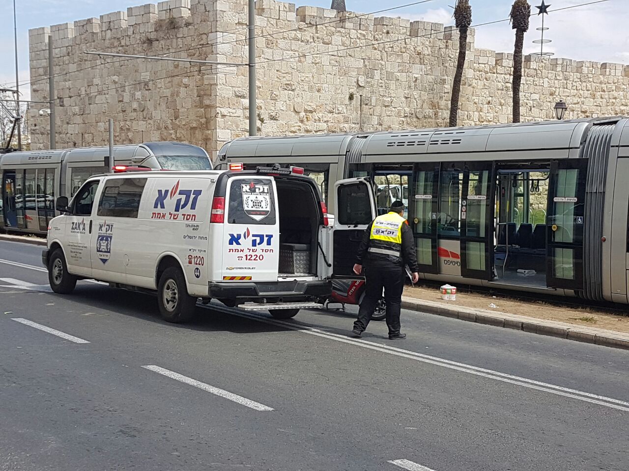 זירת הפיגוע ברכבת הקלה בירושלים. צילום: זק&quot;א