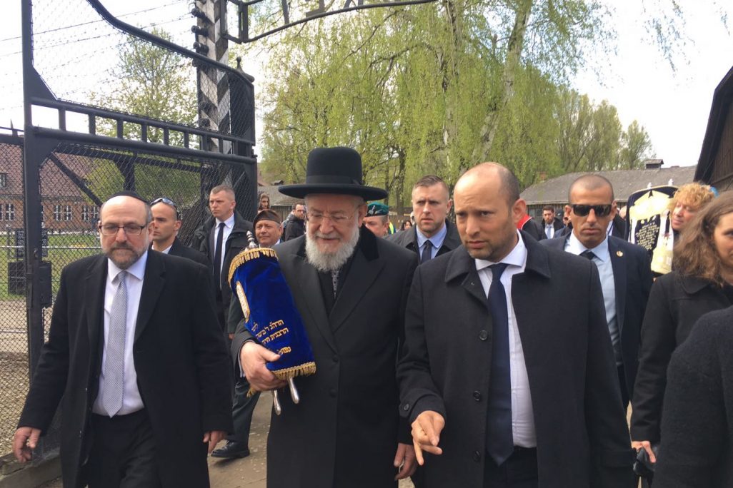 הרב ישראל מאיר לאו בכניסה למחנה אושוויץ (ללא קרדיט).