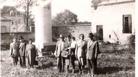 שרידי משפחת איזק (סבא וסבתא שלי עומדים מימין) בצילום משפחתי בבית העלמין היהודי בטארנוב רגע לפני העליה לארץ שנת 1950.