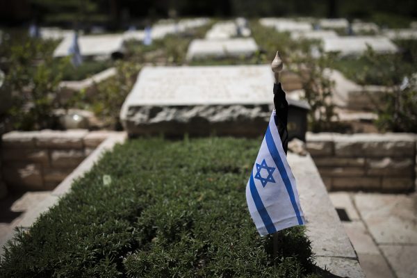 קבר חלל בחלקה הצבאית בהר הרצל צה"ל ביום היזכרון לחללי מערכות ישראל (צילום: יונתן זינדל/ פלאש 90).
