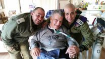 רס"מ חוסאם סולימאני (ימין) וצביקה לוי (אמצע).  (תמונה באדיבות חוסאם סולימאני)