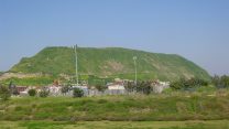 הר הפסולת בפארק אריאל שרון (צילום: ד"ר אבישי טייכר, מתוך אתר פיקיויקי).