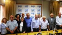 יו"ר ההסתדרות אבי ניסנקורן שר האוצר משה כחלון ושר הרווחה חיים כץ מודיעים על תהליך קליטה של עובדים סוציאלים לרשויות המקומיות להעסקה ישירה (צילום: דוברות ההסתדרות).