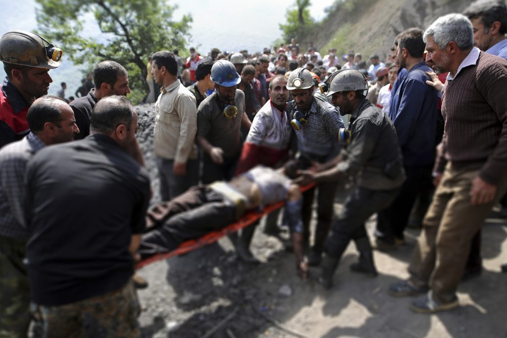 כורים מחלצים פצוע מהתמוטטות המכרה באיראן (צילום: AP Photo/Tasnim News Agency, Mostafa Hassanzadeh).