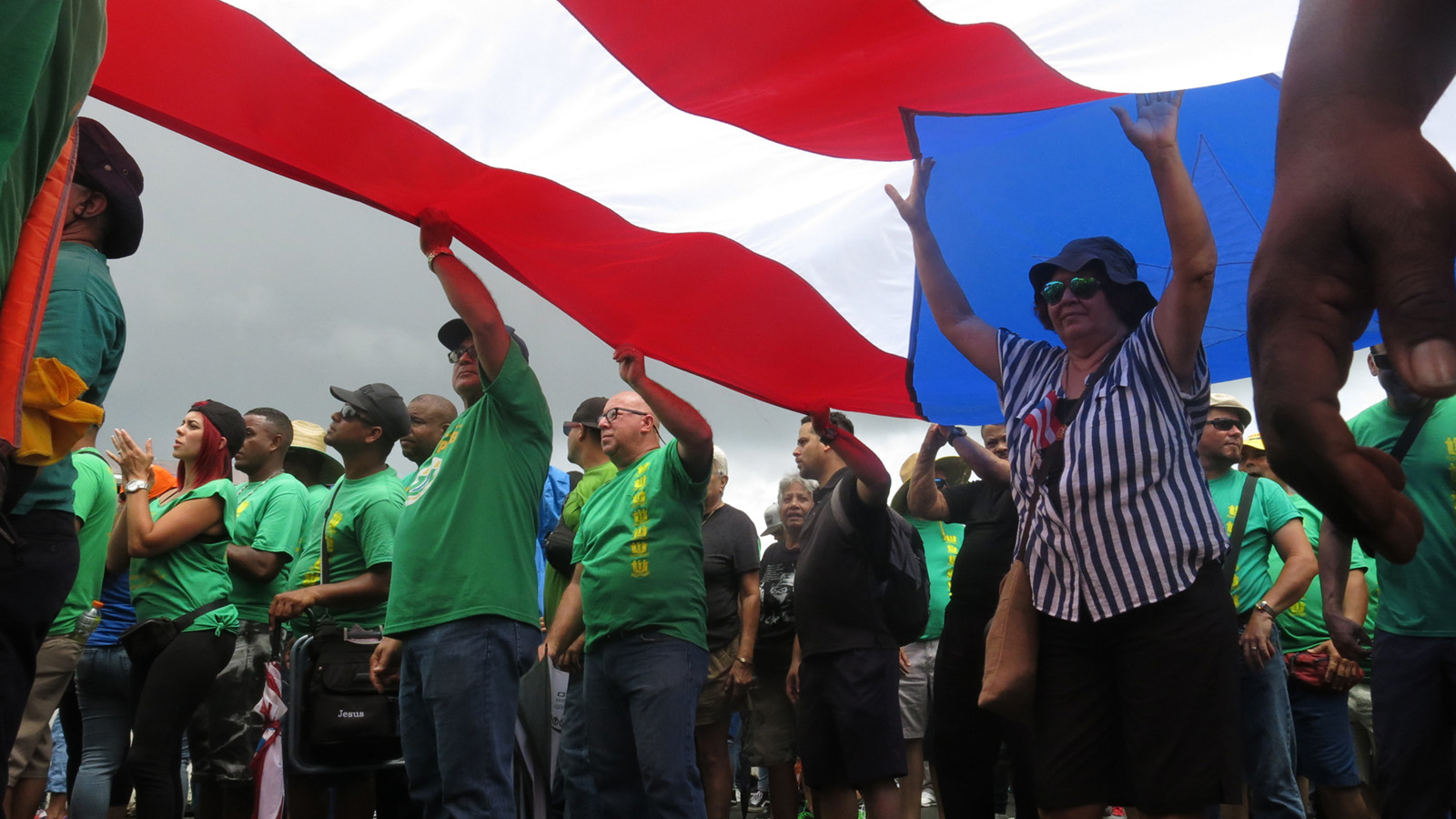 מפגינים בפורטו ריקו נגד מדיניות הצנע שהוכרזה כהתמודדות עם המשבר הכלכלי (AP Photo/Danica Coto)