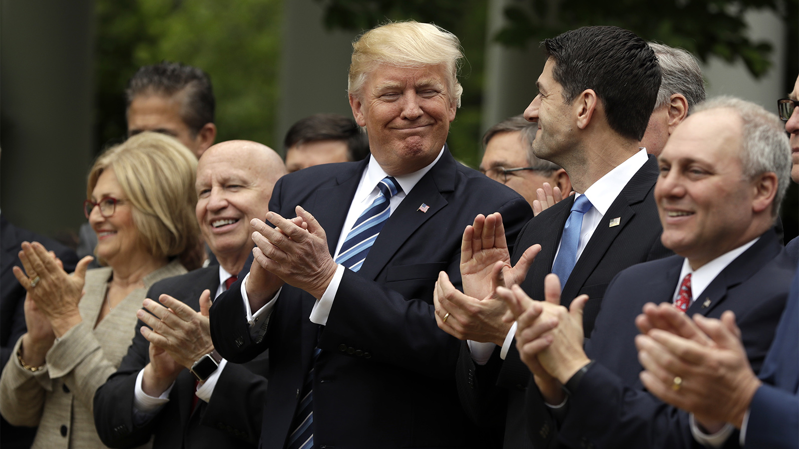 נשיא ארה&quot;ב דונלנד טראמפ ופול ראיין בבית הלבן לאחר שעבר חוק הבריאות (צילום: AP Photo/Evan Vucci).