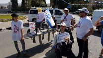 הפגנת הנכים מול משרד האוצר תחת הסיסמה "נכה, לא חצי בן-אדם", 8 במאי 2017 (קרדיט: רמי פלג פופלינגר).