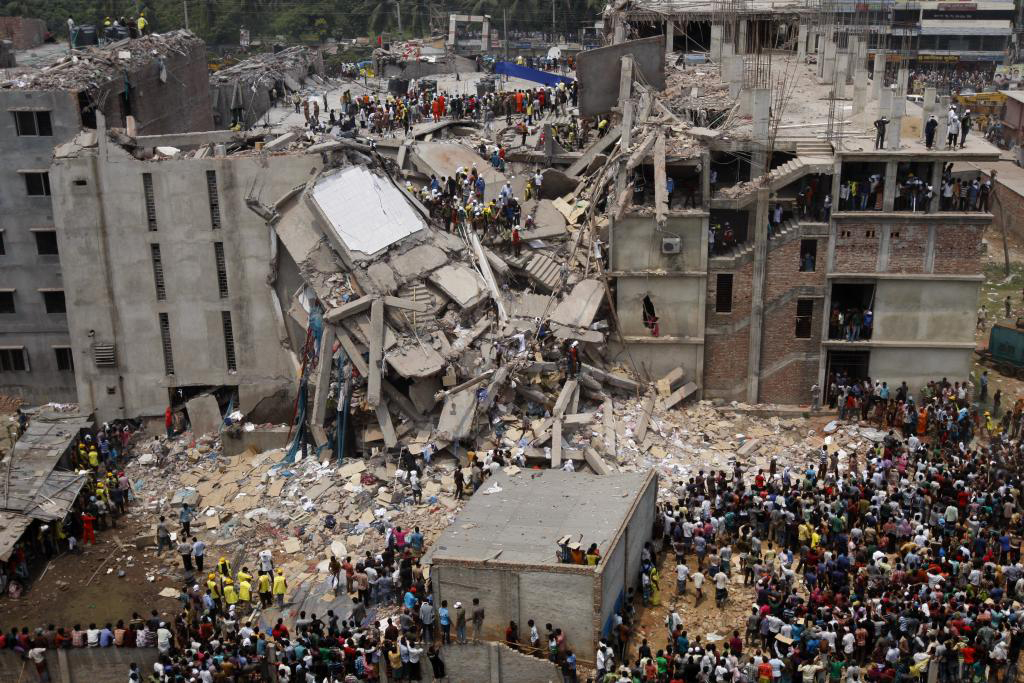 הריסות בניין &quot;רנה פלאזה&quot; בבנגלדש. (צילום: rijans/flicker).