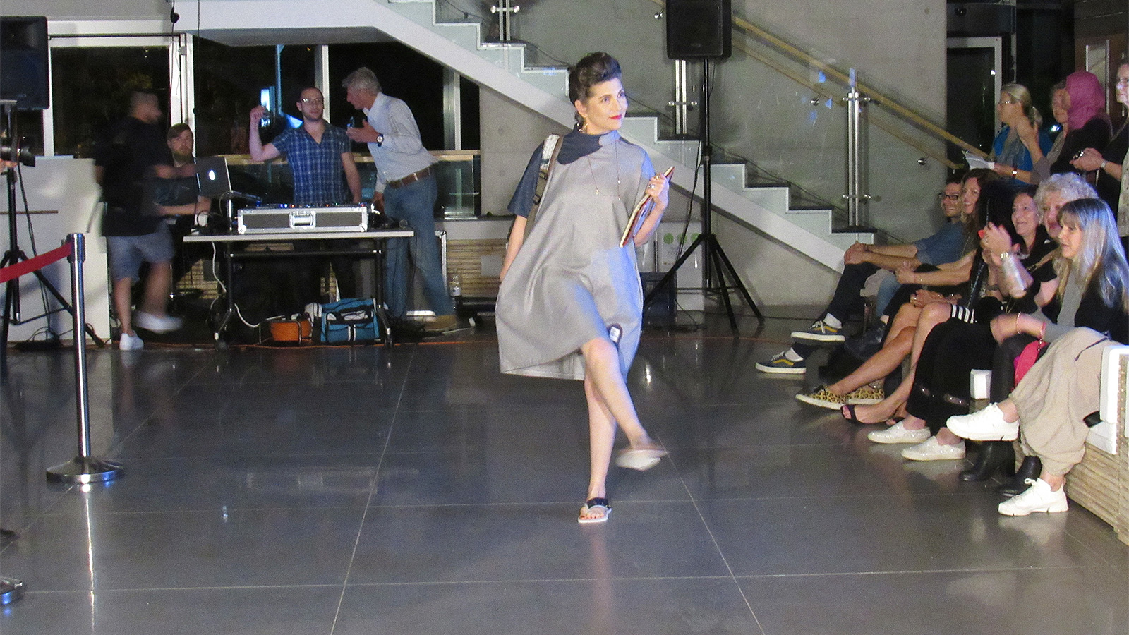 קרן מור מדגמנת בתצוגת האופנה בכנס Fashion Revolution (צילום: מור הופרט).