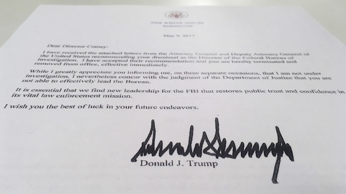 מכתב הפיטורים של טראמפ לראש ה-FBI קומי (צילום: AP Photo/Jon Elswick).