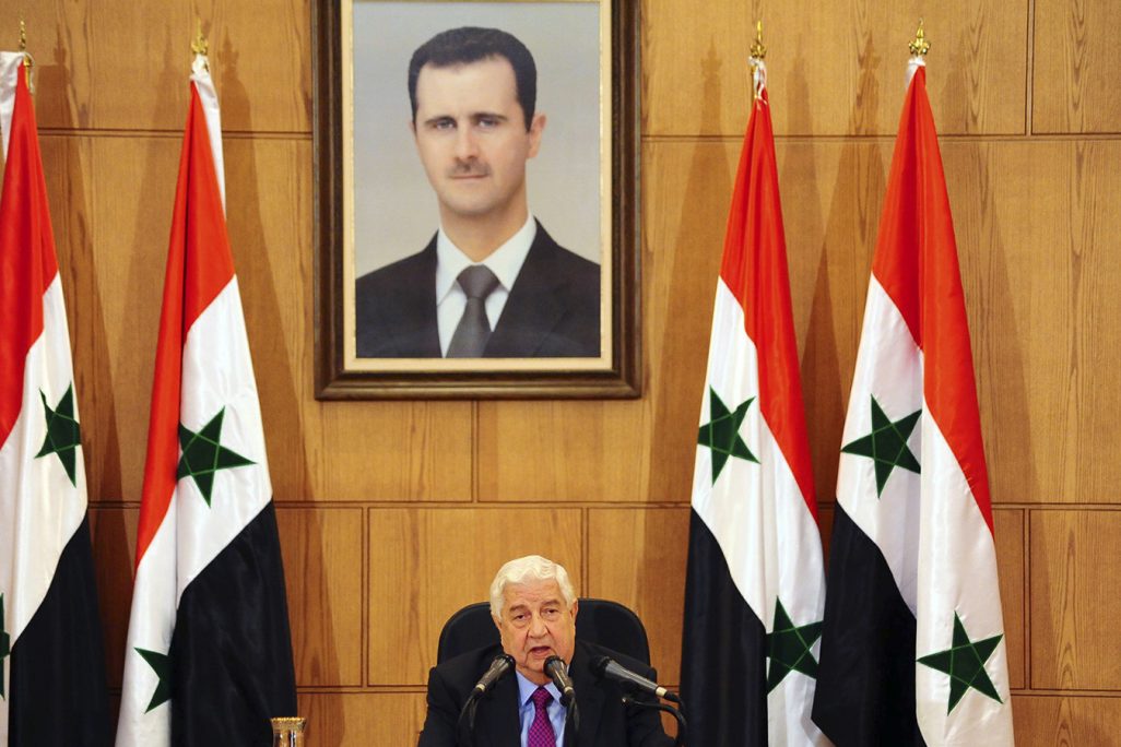 שר החוץ של סוריה ואליד אל מועלם במסיבת עיתונאים לגבי "הסכם האזורים הבטוחים" (צילום: SANA via AP).
