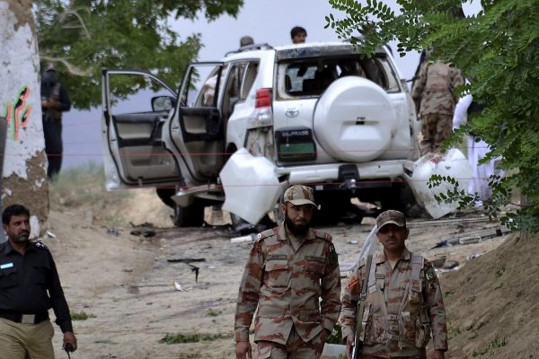 כוחות הבטחון באתר הפיצוץ בפקיסטן (צילום: AP Photo/Arshad Butt)