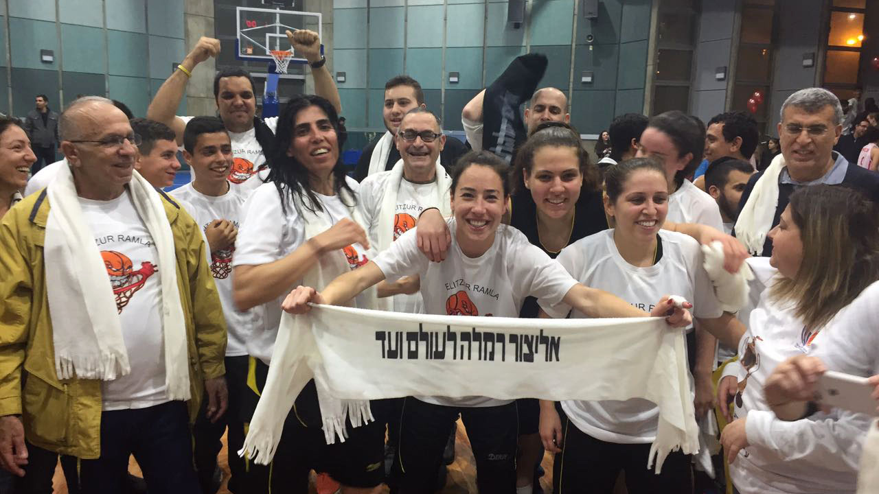 קבוצת אליצור רמלה זוכה בגביע הליגה הלאומית בכדורסל (צילום: רוני ברזילי)