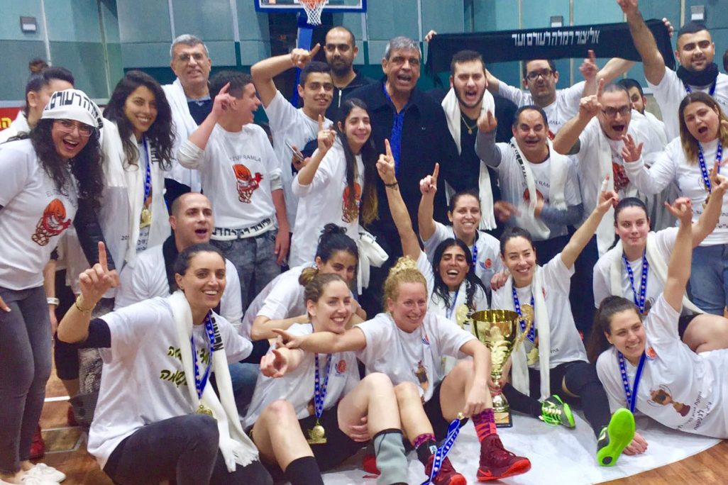 קבוצת אליצור רמלה זוכה בגביע הליגה הלאומית בכדורסל (צילום: רוני ברזילי)