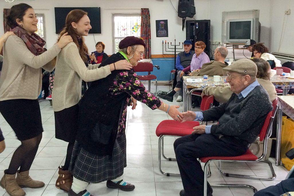 התנדבות של בנות שירות עם קשישים בקהילה (צילום: Michal pu / ויקיפדיה).