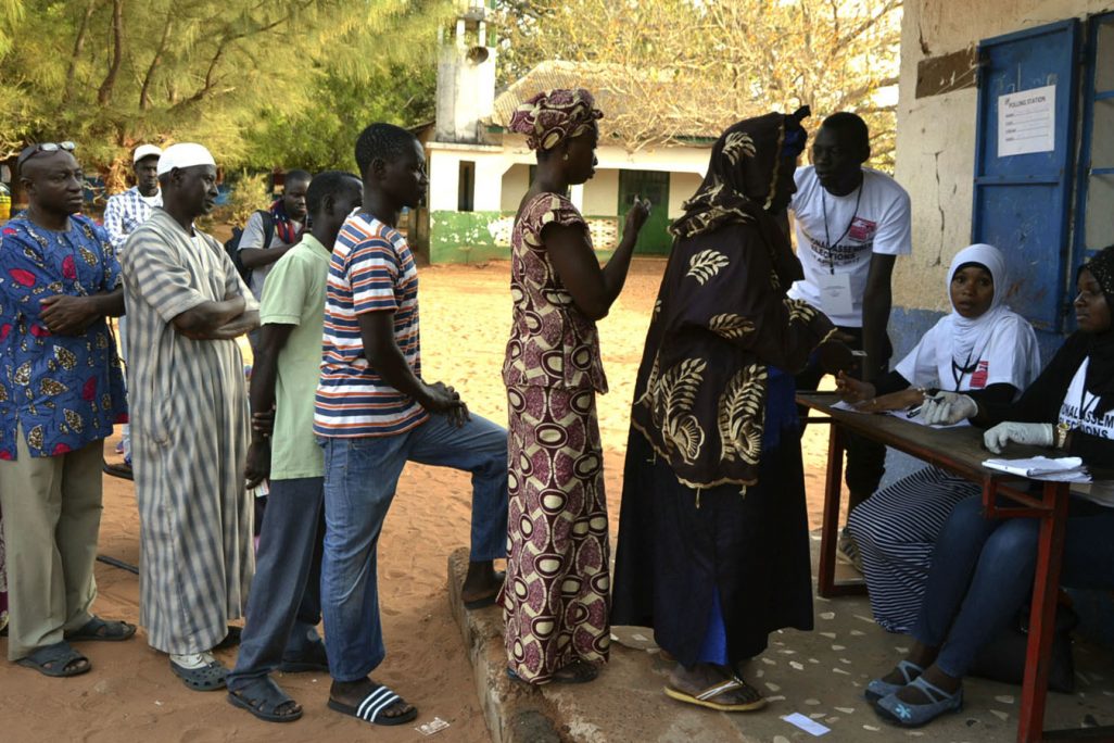 אזרחים מחכים בתור להצביע בעיר בנג'ול, גמביה, אפריל 2017 (AP Photo)