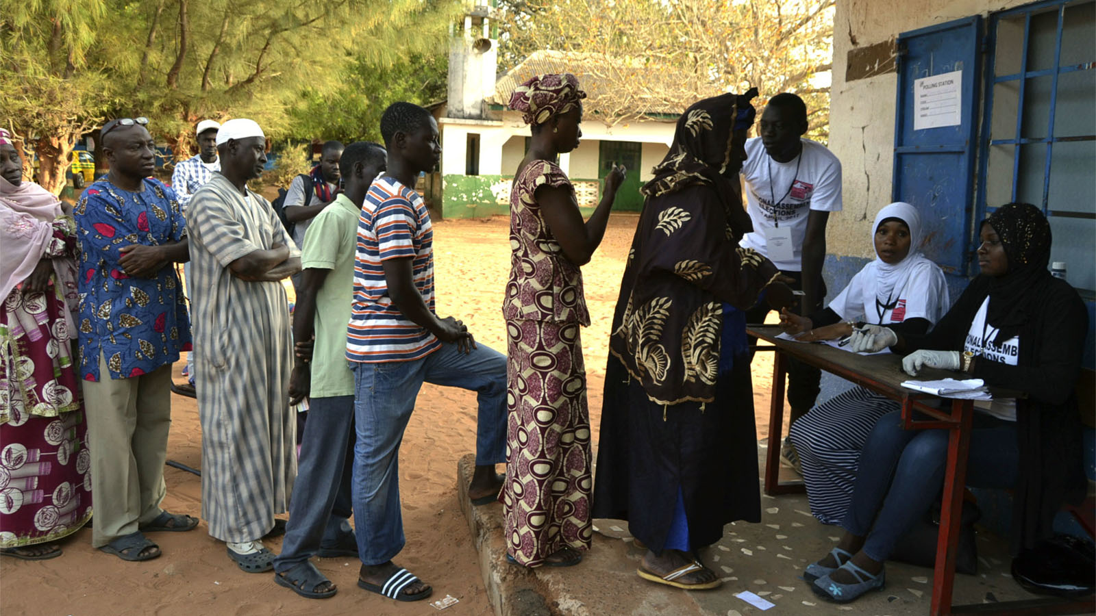 אזרחים מחכים בתור להצביע בעיר בנג'ול, גמביה, אפריל 2017 (AP Photo)