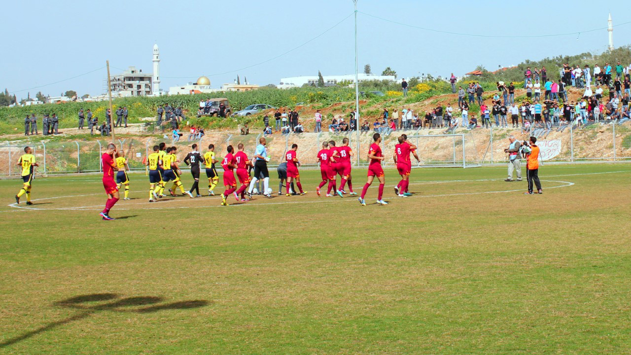 מ.ס. כפר קאסם (בצהוב) נגד מ.ס. טירה (צילום: עמוד הפייסובק כדורגל שפל).