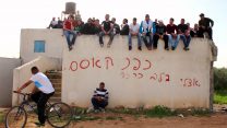 אוהדים של כפר קאסם צופים במשחק (צילום: עמוד הפייסובק כדורגל שפל).