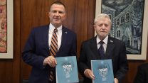 מבקר המדינה השופט (בדימוס) יוסף שפירא מגיש את הדוח השנתי של משרדו לידי יו"ר הכנסת יולי יואל אדלשטיין. (צילום: דוברות הכנסת, יצחק הררי)
