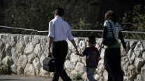 הורים מלווים את ילדם ליום הראשון בבית הספר (צילום: אביר סולטן/ פלאש 90).