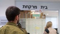 חיילים בתור לבית מרקחת צבאי (צילום: דובר צה"ל, מתוך אתר חיל הרפואה)