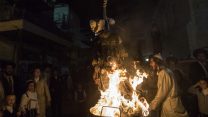 חרדים שורפים בובה של חייל במדורת ל"ג בעומר בשכונת מאה שערים בירושלים (צילום: נועם רבקין פנטון  פלאש90)