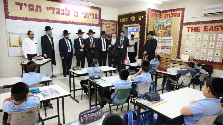 A school of the Maayan Hachinuch HaTorani chain in Holon. (Photo Archive: Yaakov Cohen / Flash 90)