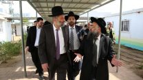 יו"ר סיעת ש"ס אריה דרעי באירוע תמיכה במנהלי רשת מאורות המעיין נגדה מתנהל הליך משפטי בטענה לפגיעה בהתארגנות עובדיה. (צילום: יעקב כהן, הבלוג בעולמם של חרדים)