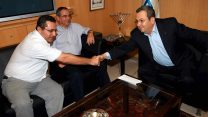 יו"ר ההסתדרות עופר עיני יו"ר התאחדות התעשיינים שרגא ברוש ויו"ר מפלגת העבודה ושר הביטחון אהוד ברק בפגישה 6 באקטובר 2008 (צילום: פלאש 90).
