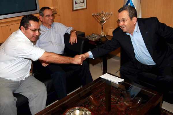יו"ר ההסתדרות עופר עיני יו"ר התאחדות התעשיינים שרגא ברוש ויו"ר מפלגת העבודה ושר הביטחון אהוד ברק בפגישה 6 באקטובר 2008 (צילום: פלאש 90).