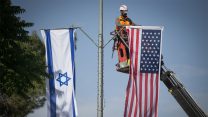 עובדי עיריית ירושליים תולים דגלים סביב בית הנשיא לקראת ביקורו של דונלד טראמפ בארץ, מאי 2017 (צילום: יונתן זינדל, פלאש 90)