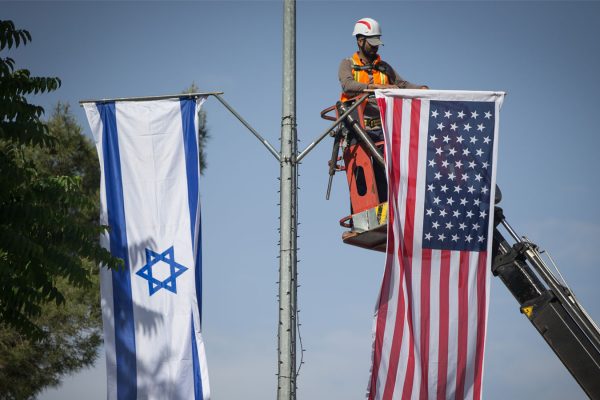 עובדי עיריית ירושליים תולים דגלים סביב בית הנשיא לקראת ביקורו של דונלד טראמפ בארץ, מאי 2017 (צילום: יונתן זינדל, פלאש 90)