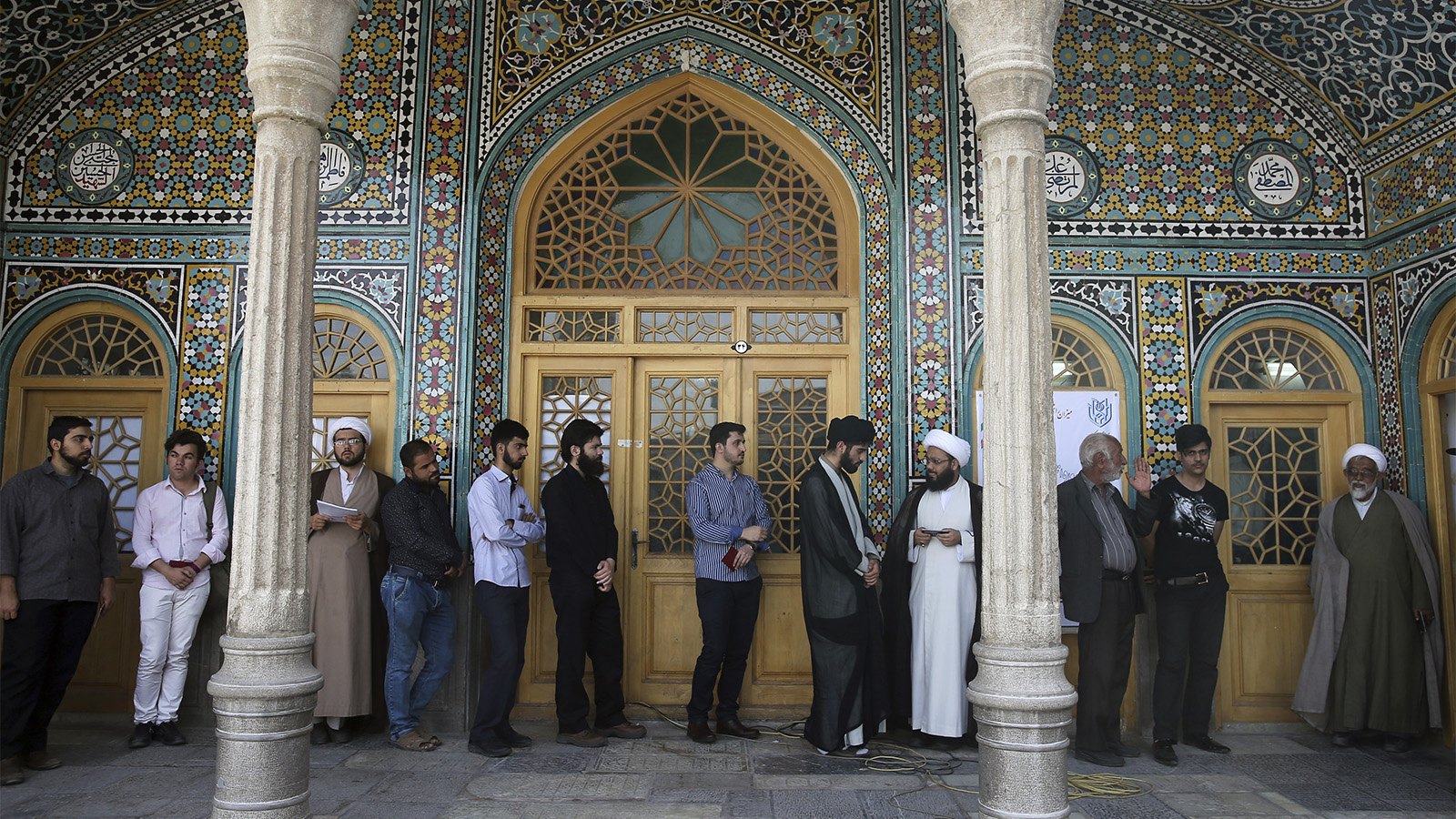 גברם אירנים עומדים בתור לקלפי (צילום: AP Photo/Ebrahim Noroozi)