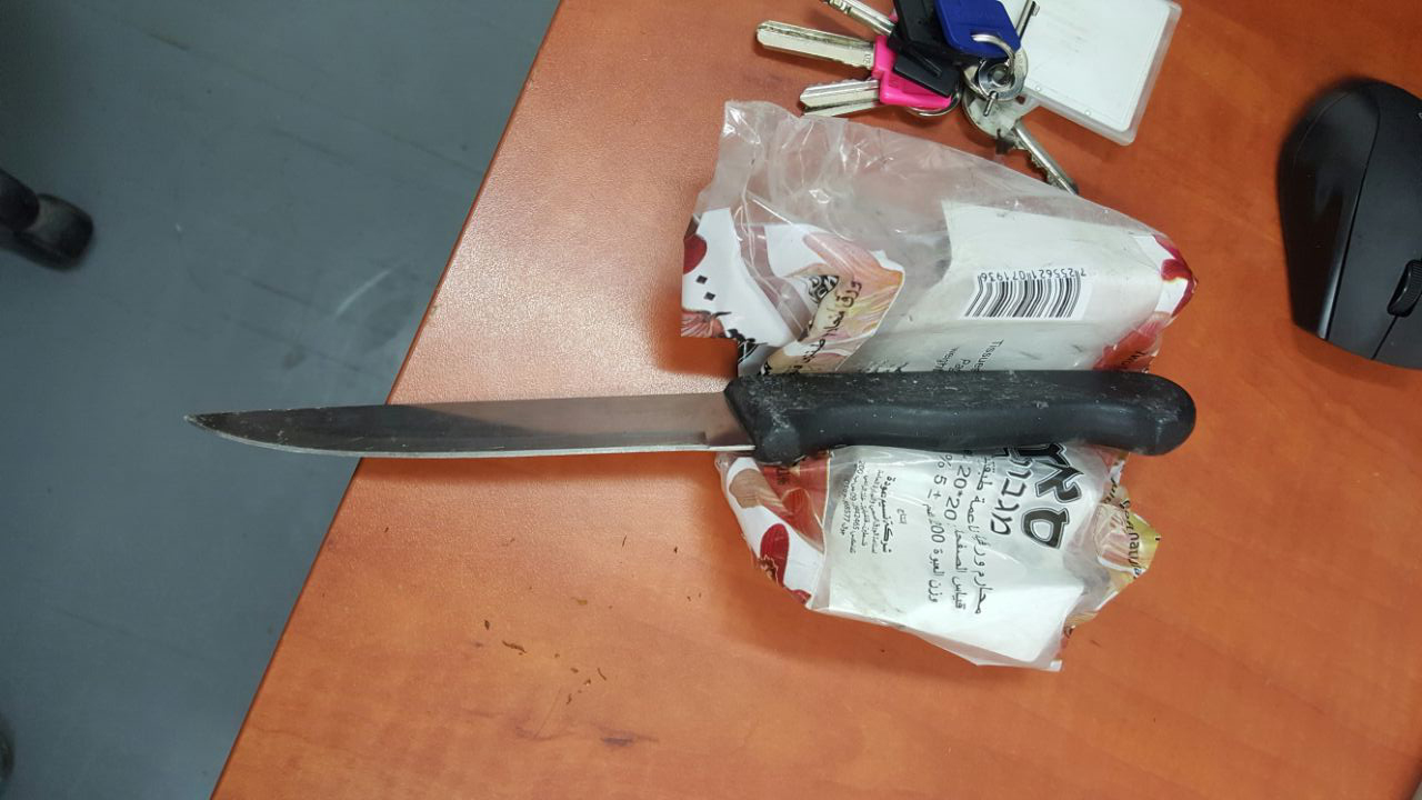 הסכין שנמצא אצל הפלסטינית שנעצרה (קרדיט: דוברות המשטרה)