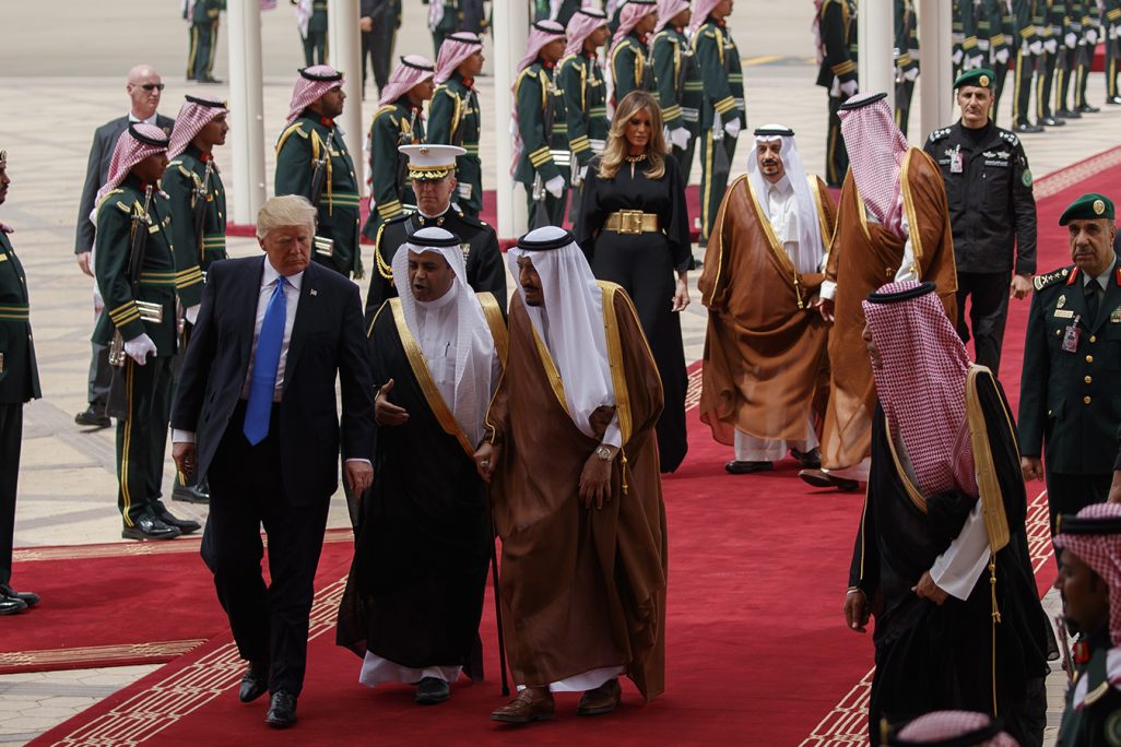 מלך סעודיה, סלמאן והנשיא טראמפ (צילום: AP Photo/Evan Vucci).