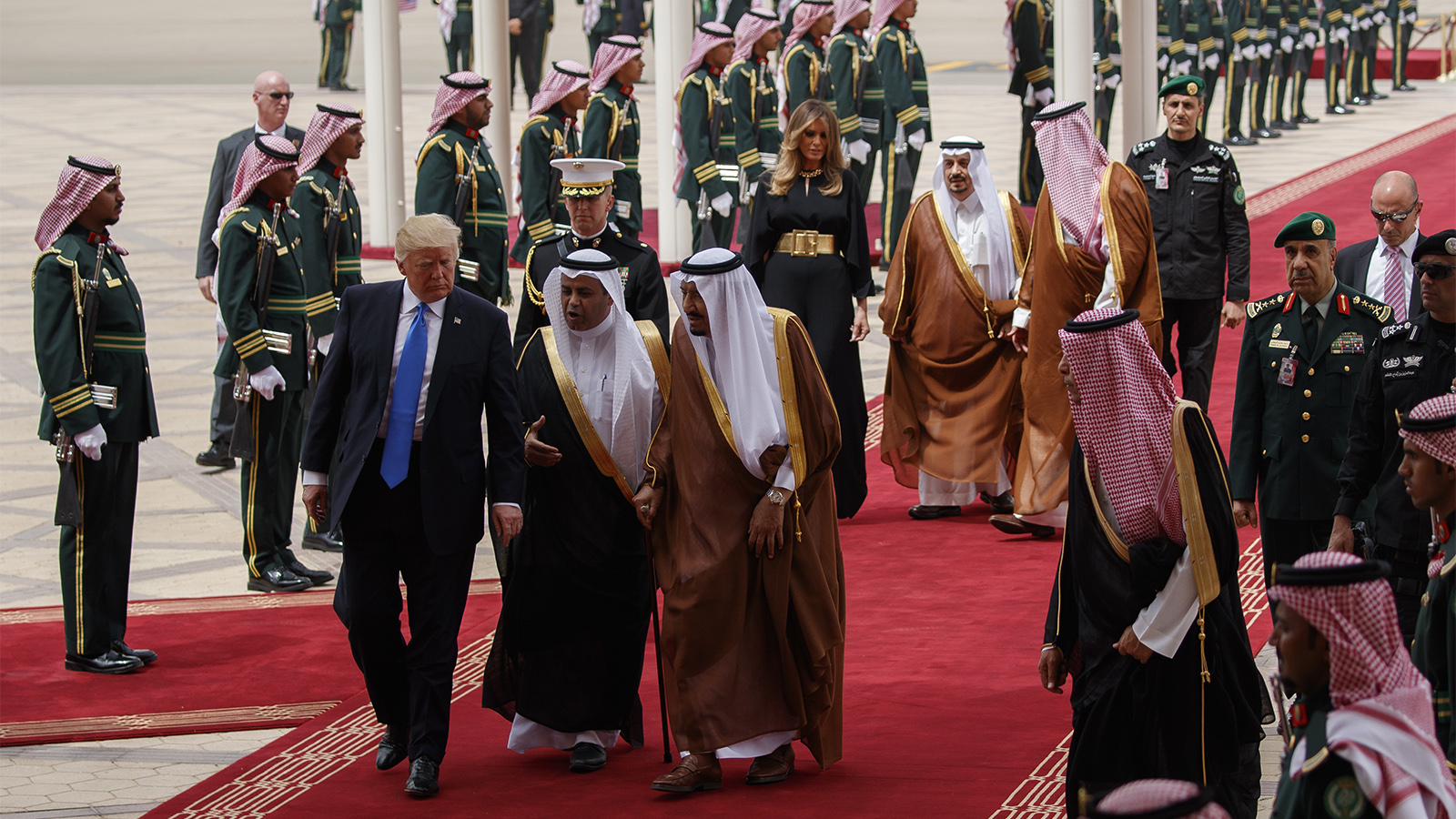 דונלד ומלניה טראמפ בביקורם בסעודיה עם המלך (צילום: AP Photo/Evan Vucci).