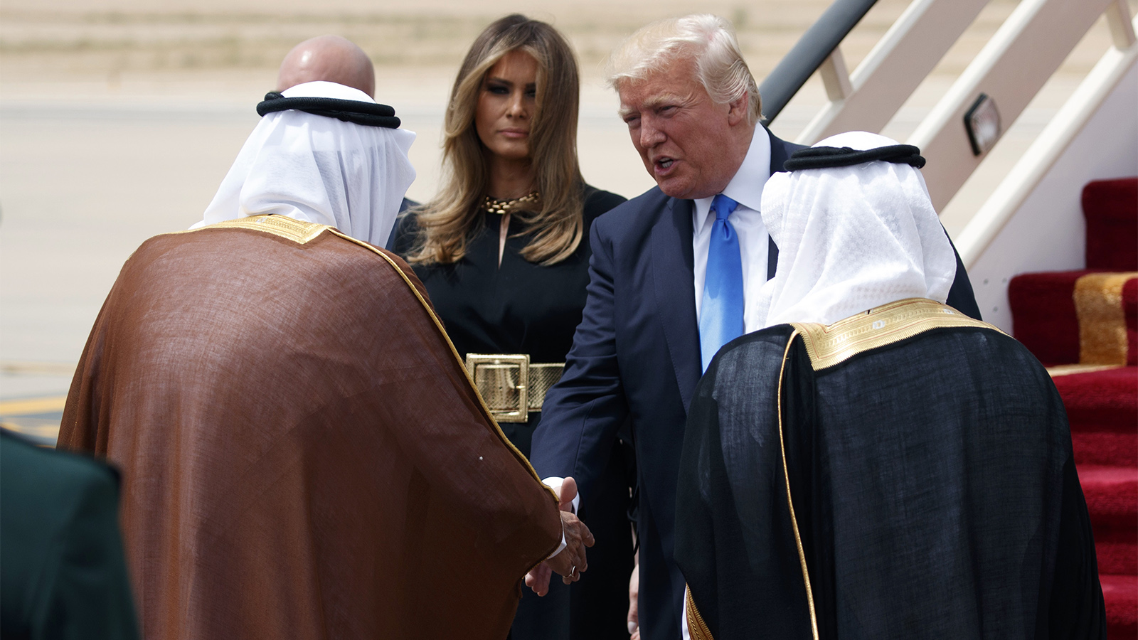 נשיא ארה&quot;ב דונלד טראמפ בליווי אישתו מלניה טראמפ לוחץ ידיים לסלמאן מלך סעודיה, בשדה התעופה בריאד, סעודיה (צילום: AP Photo/Evan Vucci).