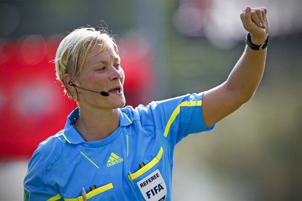 שופטת הכדורגל ביביאנה שטיינהאוס (צילום ארכיון: apn Photo/Axel Heimken)