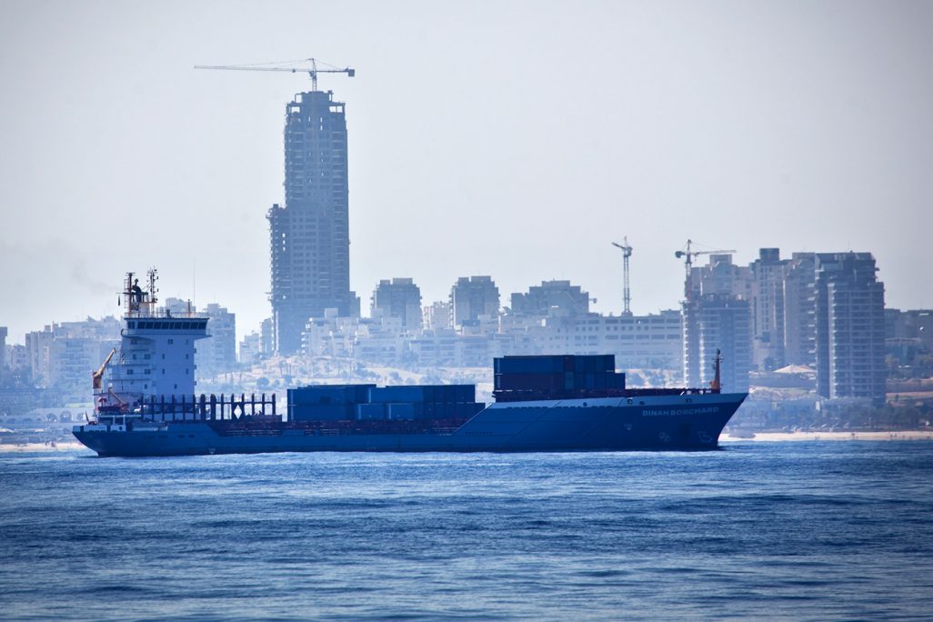ספינת משא ליד חופי אשדוד (צילום: משה שי / פלאש90).