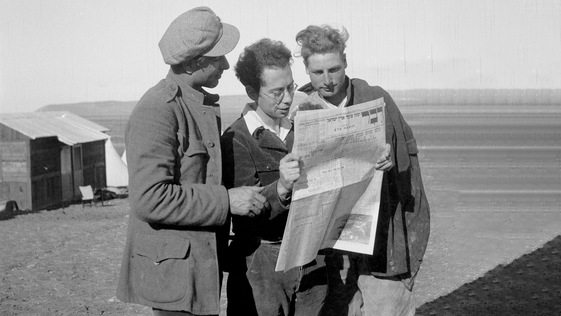 חיים רמון תמיד היה ותמיד יהיה עבורי מי שסגר את עיתון ׳דבר׳״. קיבוץ נירים, 1937 (צילום: זולטן קרוגר גנזך המדינה / ויקימדיה).