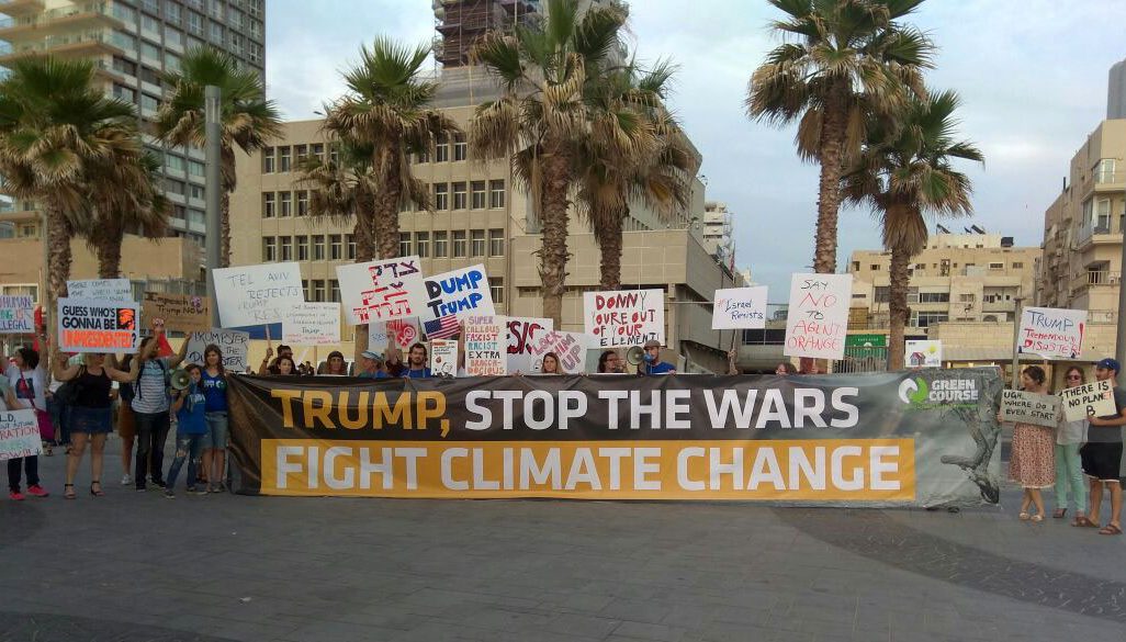 הפגנת פעילי מגמה ירוקה מול שגרירות ארצות הברית (צילום: מגמה ירוקה)