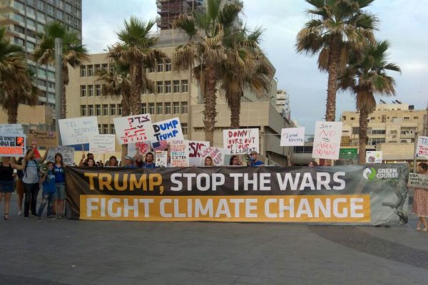הפגנת פעילי מגמה ירוקה מול שגרירות ארצות הברית (צילום: מגמה ירוקה)