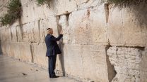 טראמפ מתפלל בעת ביקורו בכותל (צילום: נתי שוחט \ פלאש90)
