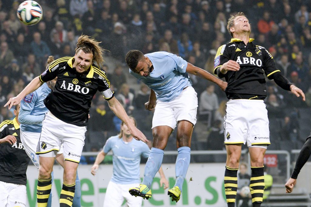 שחקני קבוצת ה-AIK בשחור במשחק מול מאימו (צילום: AP Photo/TT, Janerik Henriksson)