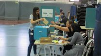 מצביעה בסלקום בבחירות להסתדרות (צילום: מיכל רוזן).
