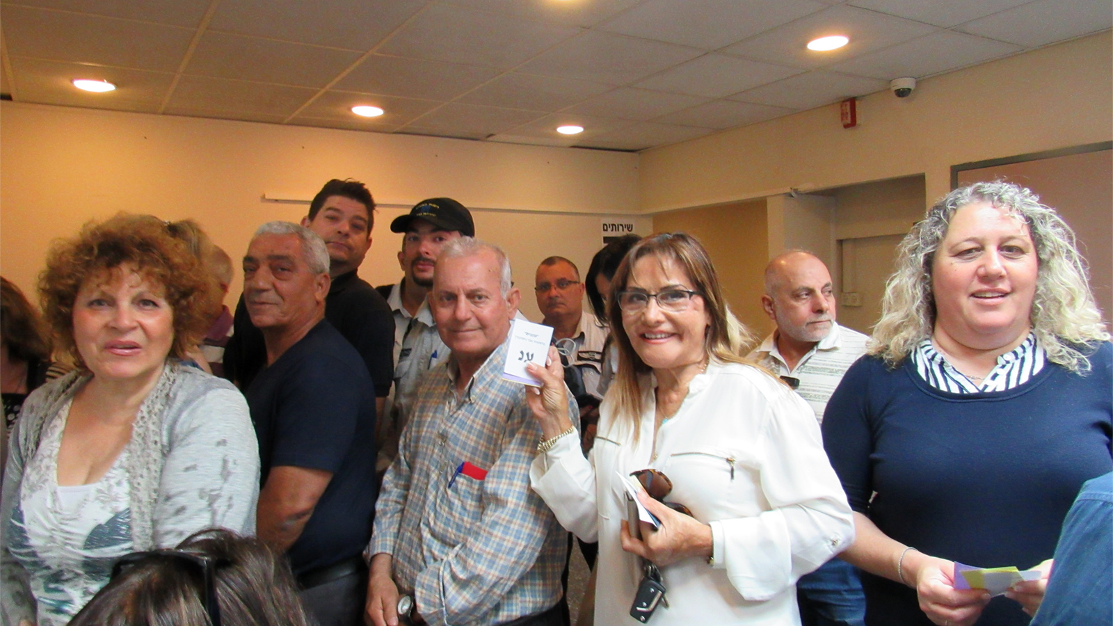 בתור להצבעה בעיריית חיפה (צילום: ארז רביב).