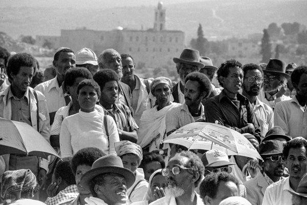 חברי קהילת עולי אתיופיה בטקס נטיעת עצים סמוך לרמת רחל, לזכרם של יהודי אתיופיה שנפלו בדרכם לישראל, 1985 (צילום: נתי הרניק / לע״מ).