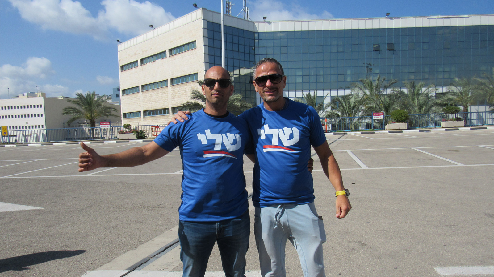 תומכי יחימוביץ' בנמל חיפה, דוד גורטס (מימין) ואייל מור יוסף: "זו הצבעת מחאה". צילום: ארז רביב